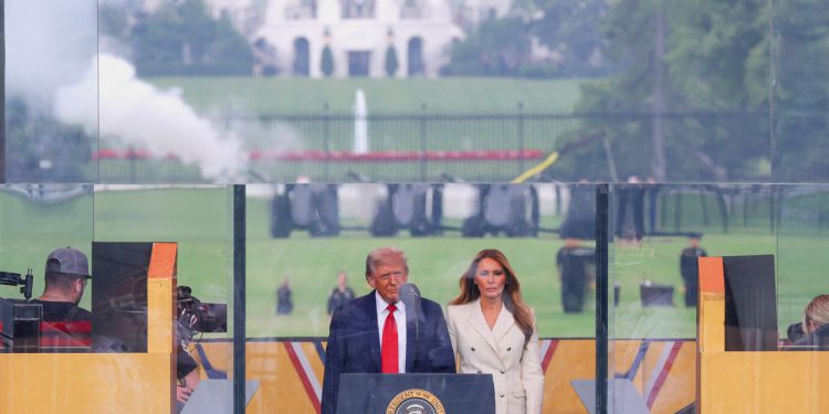 Trumpova vojna parada u tijeku dok predsjednik stiže gledati svečanosti na svoj rođendan