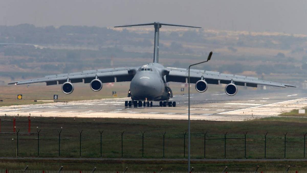 Teretni zrakoplov zrakoplovstva Sjedinjenih Država manevrira na pisti nakon što je sletio u zračnu bazu Incirlik, na periferiji grada Adana, jugoistočna Turska, srijeda, 29. srpnja 2015. nakon što su višemjesečni nevoljkost, turski ratni avioni počeli su udarati miliotske zrake u posljednjim tjednima. (AP Photo/Emrah Gurel)