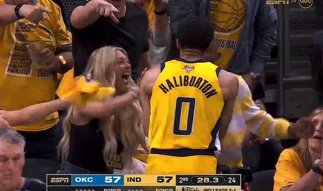 Tyrese Haliburton slavi sa zadivljujućom djevojkom i tatom nakon NBA finala za finale za Pacers