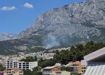 U Veliko Brdo nad Makarskom stigli kananderi: "Vatru ćemo staviti pod kontrolu!"