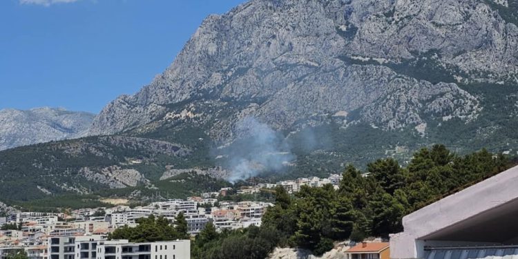 U Veliko Brdo nad Makarskom stigli kananderi: "Vatru ćemo staviti pod kontrolu!"