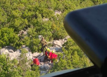 U akciji spašavanja promrzle osobe na Biokovu sudjelovao i helikopter HRZ-a