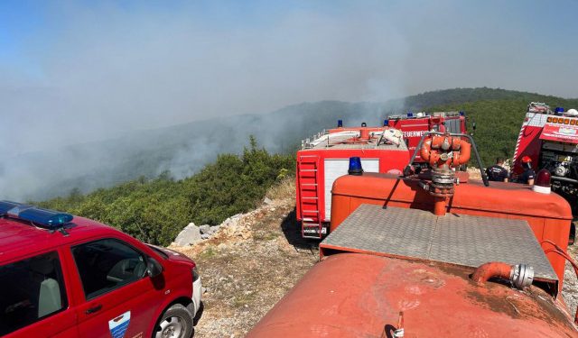 U pomoć vatrogascima u Grudama stigao i helikopter Oružanih snaga BiH
