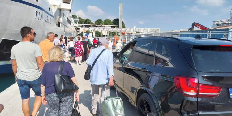 “U splitskoj luci je ogromna gužva, automobili guraju ljude, do kad ovako?” Ravnatelj LU Split dao nam je odgovor koji su tražili!