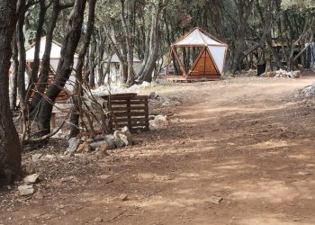 U uvali Tarej zarađuju iako nemaju dozvole, a uz to se ilegalno kampira i smeće je posvuda!