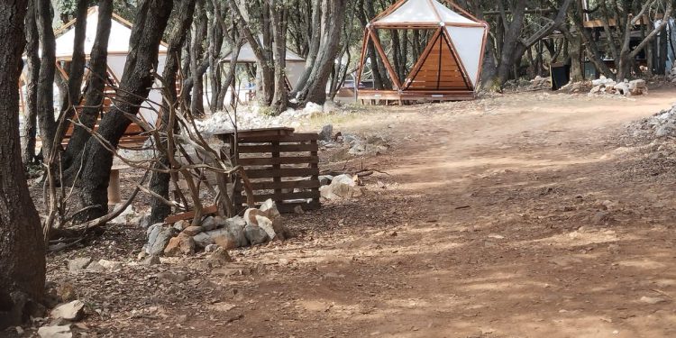U uvali Tarej zarađuju iako nemaju dozvole, a uz to se ilegalno kampira i smeće je posvuda!