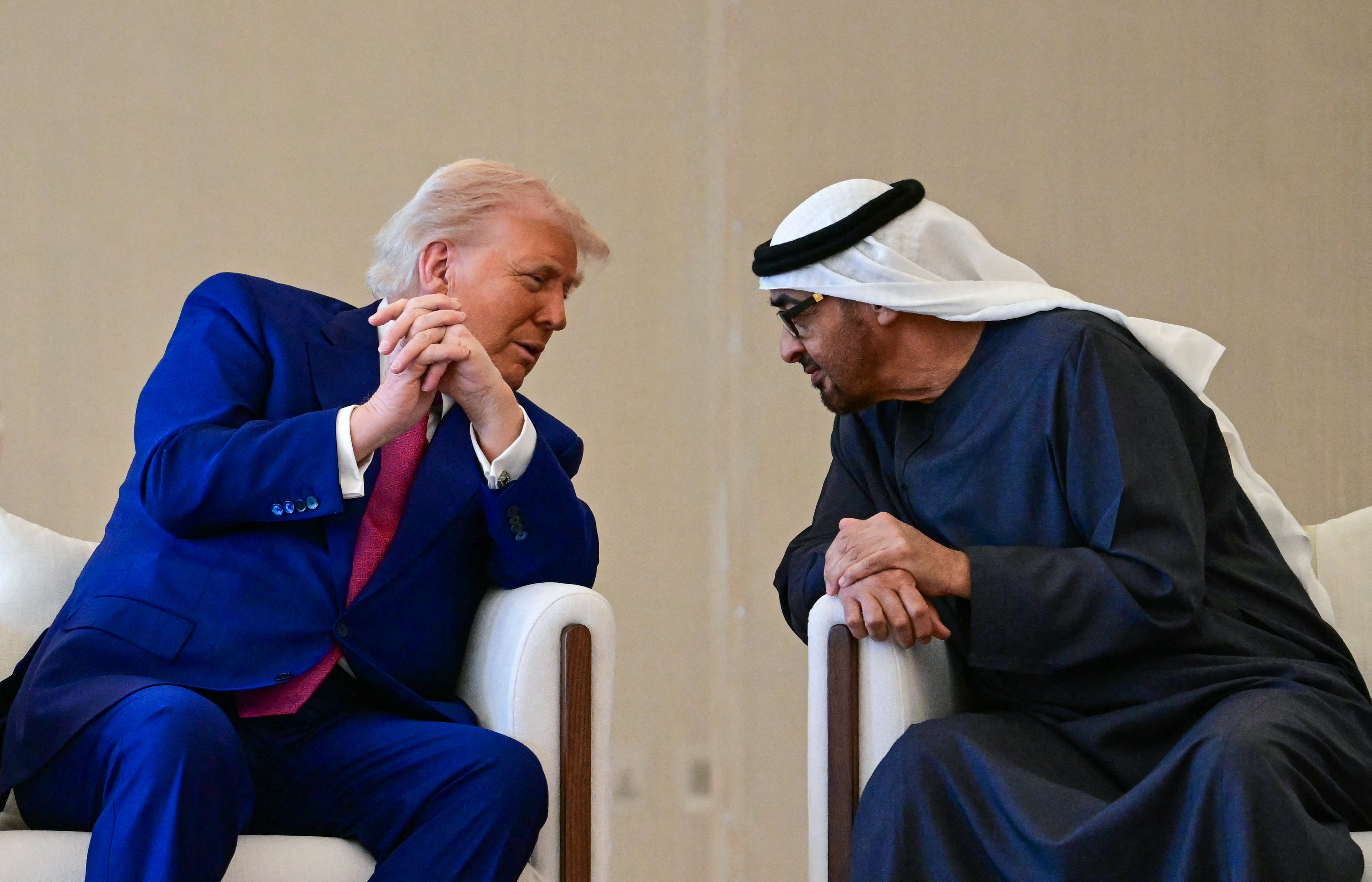 Predsjednik UAE Sheikh Mohamed Bin Zayed al-Nahyan pozdravlja svog američkog kolege Donalda Trumpa u Abu Dhabi u svibnju