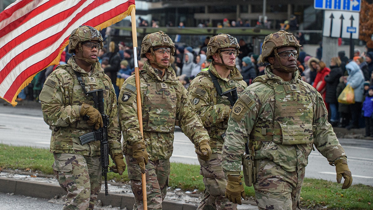 Vojnici američke vojske marširaju u Litvi