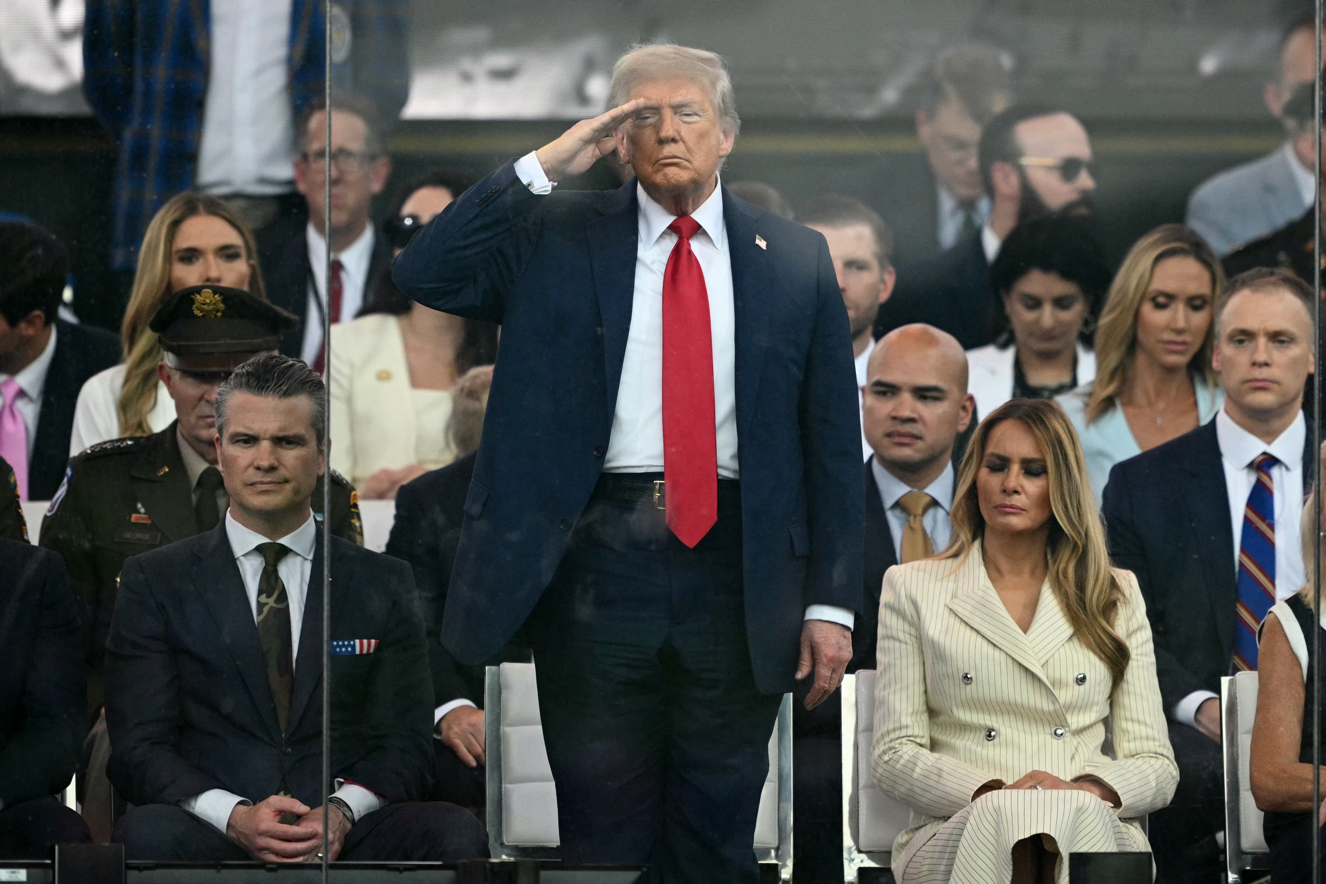 Trump je stajao pozdraviti trupe dok je sjedio pored sekretara obrane Petea Hegsetha i prve dame.