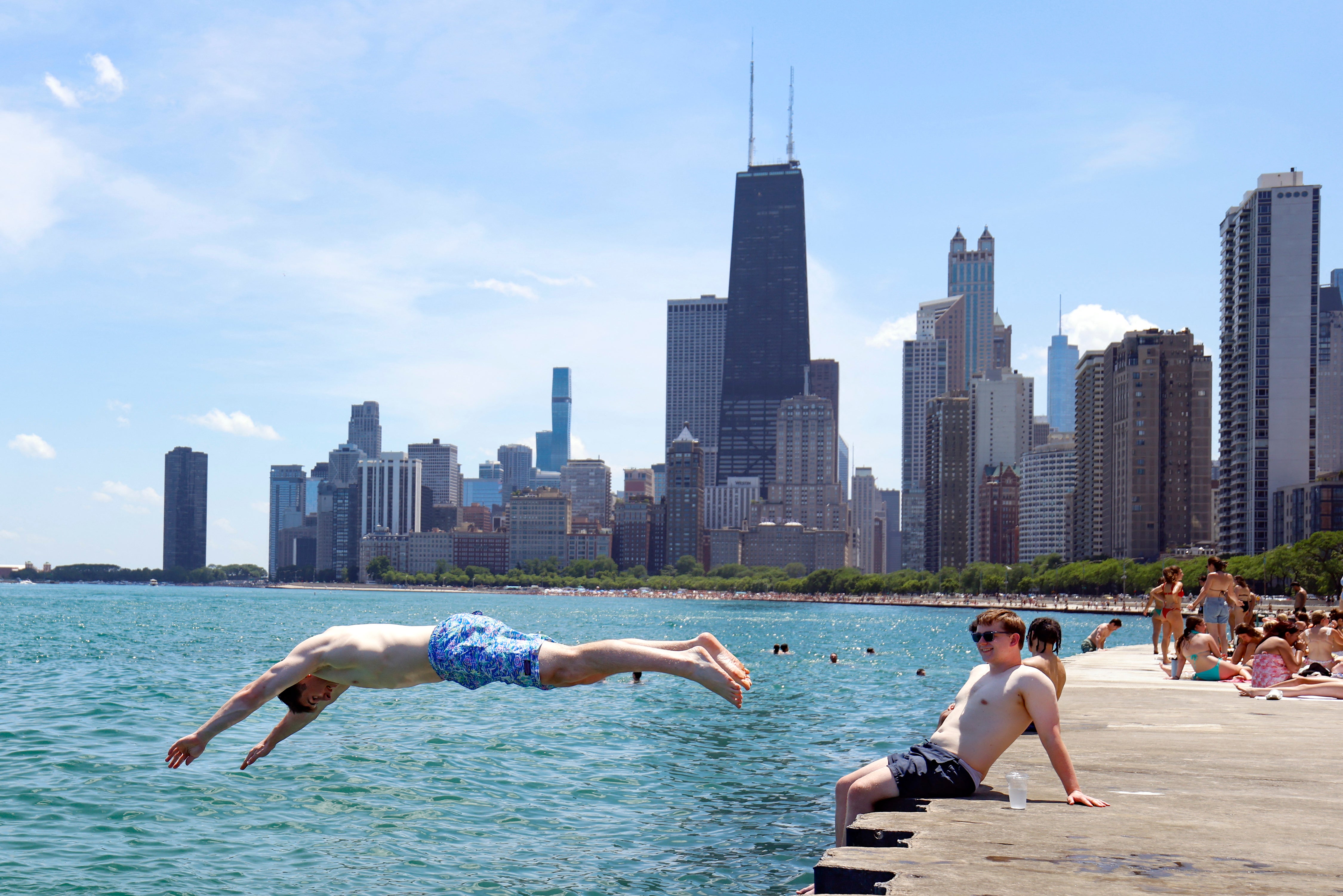 Beachgoeri se hlade na plaži North Avenue na jezeru Michigan u Chicagu
