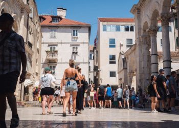 Ugostitelji na Jadranu progovorili o turistima: “Jedni gledaju na svaki cent, drugi žicaju za popust…”