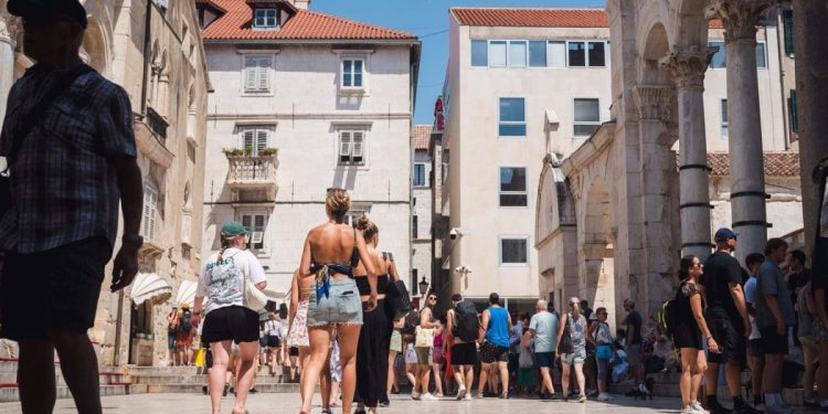 Ugostitelji na Jadranu progovorili o turistima: “Jedni gledaju na svaki cent, drugi žicaju za popust…”