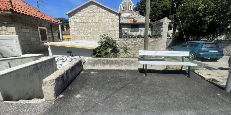 Ukradena klupa u Splitu: “Nesretniku želimo da ga…”