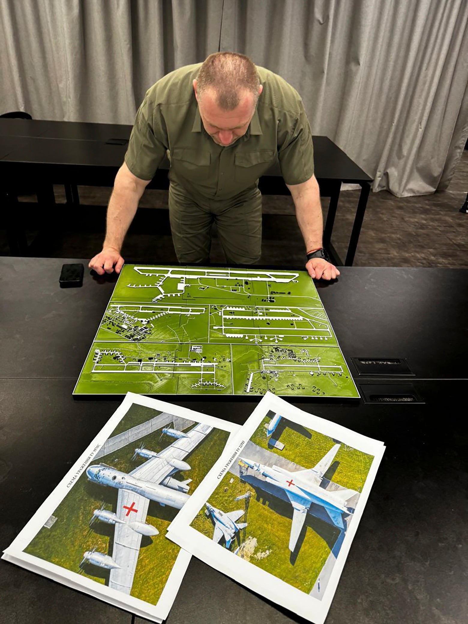 Šef Ukrajinske sigurnosne službe Vasil Malyuk proučavajući fotografiju karte ruskog strateškog zrakoplovstva