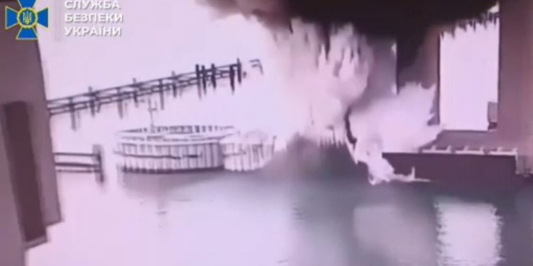 Ukrajina povećava pritisak na Rusiju podvodnim udarcem na krimski most