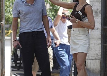 Upoznajte desetljeća mlađeg ljubavnika Ryana Seacresta. Ona je plavokosa stažist iz njegove mreže …