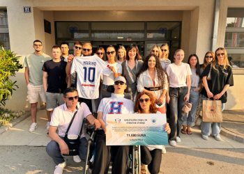 Uručen donacijski ček Marinu i njegovoj obitelji: Zajedno s Marinom, prodisali su i njegovi roditelji!
