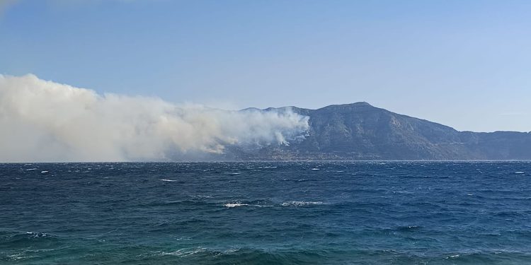 VELIKI POŽAR U PISKU – Desetak požara na makarskom području: Polijevaju se kuće, turisti bježe: “Situacija nije dobra!”
