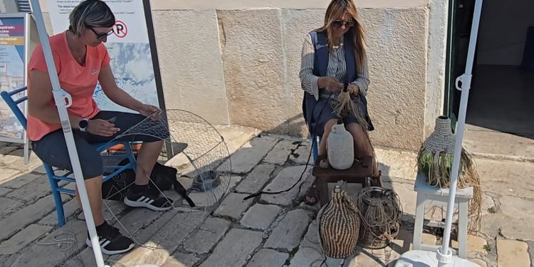 VIDEO Ove žene u Rovinju njeguju tradiciju pletenja boca i izrade vrša