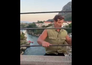 VIDEO Pogledajte kako je Švicarac preskočio ogradu i skočio sa Staroga mosta