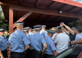 VIDEO Pristalice Milana Miličevića probile policijski kordon i ušle u dvorište njegove kuće