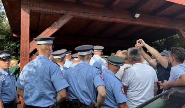 VIDEO Pristalice Milana Miličevića probile policijski kordon i ušle u dvorište njegove kuće