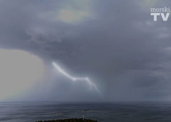 VIDEO Snimili smo superćeliju iznad Poreča ispod koje je nastao nered na istarskoj obali