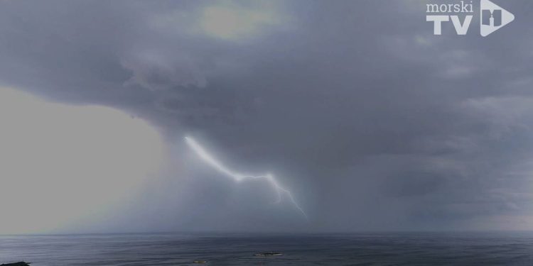 VIDEO Snimili smo superćeliju iznad Poreča ispod koje je nastao nered na istarskoj obali