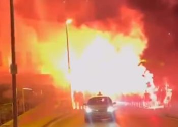 VIDEO Torcida blokirala centar Šibenika i zapalila baklje