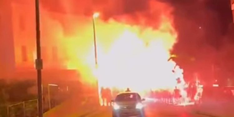 VIDEO Torcida blokirala centar Šibenika i zapalila baklje