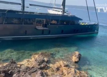 VIDEO Vlasnik nasukane superjahte Reposado na Hvaru: “Sve završilo u najboljem redu zahvaljujući brzoj  i koordiniranoj reakciji”
