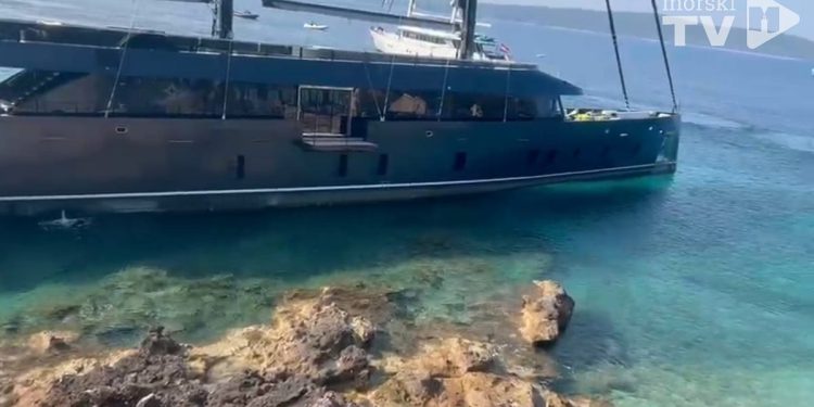 VIDEO Vlasnik nasukane superjahte Reposado na Hvaru: “Sve završilo u najboljem redu zahvaljujući brzoj  i koordiniranoj reakciji”