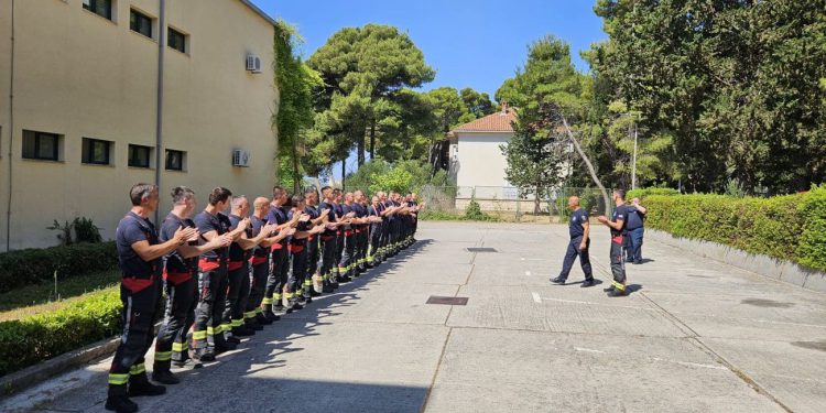Vatrogasci iz Divulje se emotivno oprostili od svog kolege, pogledajte što su priredili