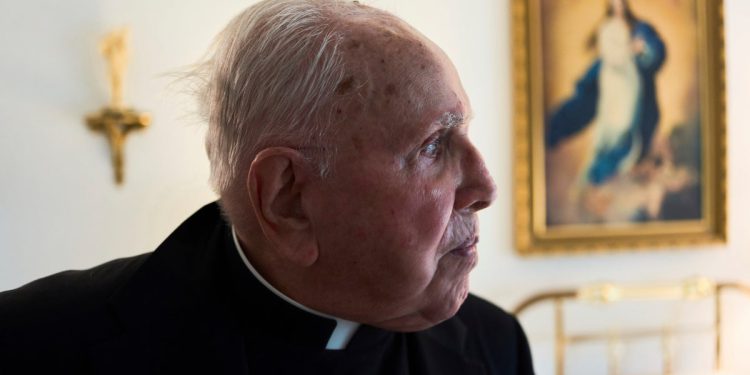 Velečasni James Kelly: 100-godišnji katolički svećenik koji još uvijek izvodi svakodnevnu misu