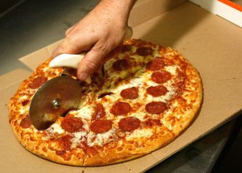 Vet je kupio kartu za lutriju kako bi se promijenio za savjet za pizzu. Tada je osvojio sve tijesto