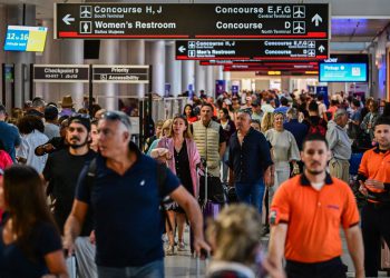 Veteran LA Politički savjetnik pritvoren u američkoj zračnoj luci-i misli da je to što je bilo da je Obama-Biden majica u svojoj prtljazi možda bio razlog