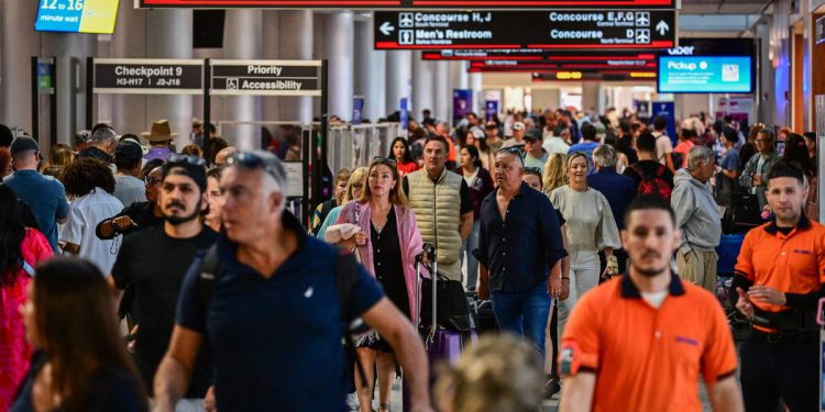 Veteran LA Politički savjetnik pritvoren u američkoj zračnoj luci-i misli da je to što je bilo da je Obama-Biden majica u svojoj prtljazi možda bio razlog