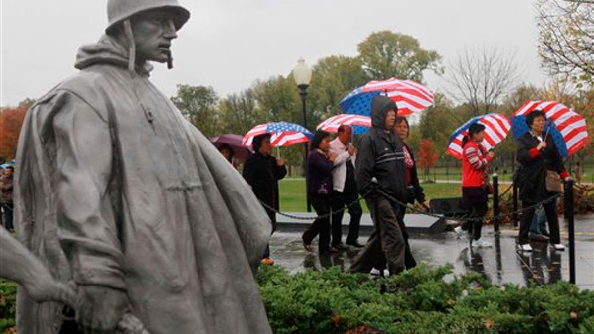 Grupa turneje posjećuje Korejski ratni spomen na Dan veterana, u Washingtonu, u srijedu, 11. studenog 2009. (AP Photo/Jacquelyn Martin) ** Samostalna fotografija **