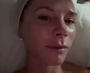 Victoria i David Beckham stavili su hrabro lice s ubodom postova nakon što je sina Brooklyna počast svom svekrvu usred gorke obiteljske svađe