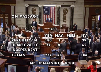 Vikajući meč eruptira na katu kuće: “Dođite tamo i nabavite neke kuglice!”