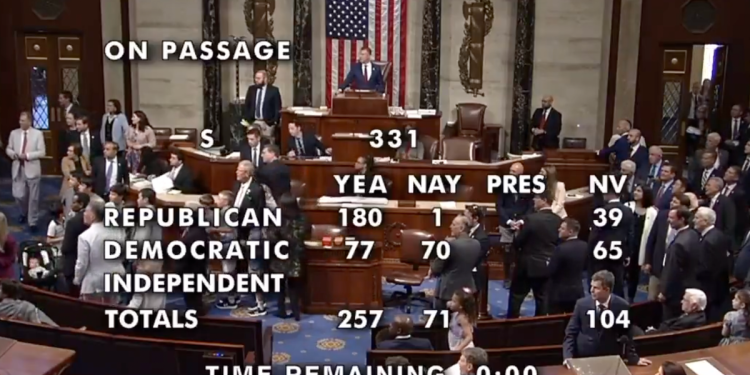 Vikajući meč eruptira na katu kuće: “Dođite tamo i nabavite neke kuglice!”