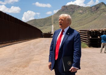 Više Amerikanaca sada favorizira pružanje nedokumentiranih migranata do pravnog statusa tijekom deportacije, anketa