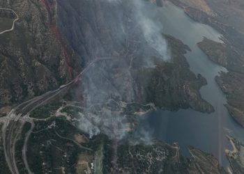 Više od 100 ljudi privremeno nasukalo nakon bijega s plamenom koji se proširio na 478 hektara u roku od nekoliko sati