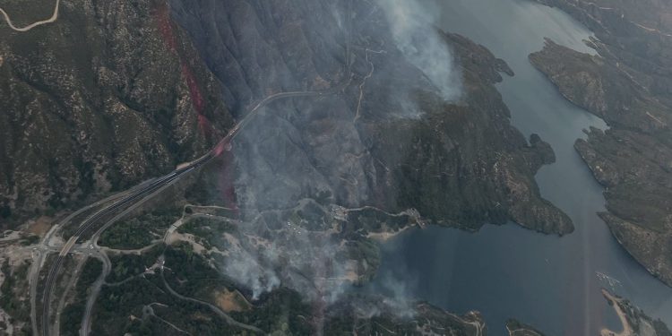 Više od 100 ljudi privremeno nasukalo nakon bijega s plamenom koji se proširio na 478 hektara u roku od nekoliko sati