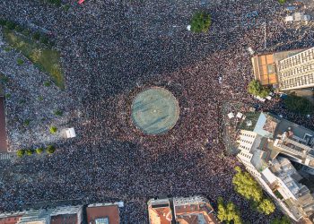 Višemjesečni prosvjedi u Srbiji su sinoć ušli u novu fazu: Prvi ozbiljniji nasilni sukobi