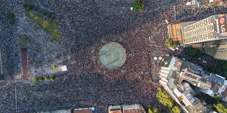 Višemjesečni prosvjedi u Srbiji su sinoć ušli u novu fazu: Prvi ozbiljniji nasilni sukobi