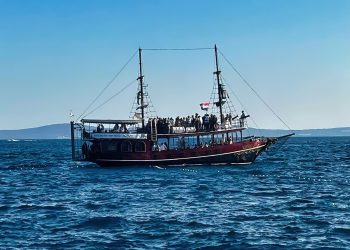 Vjenčanje iz snova s nepredviđenim obratom: Brod s mladencima zapetljao se o bove u Splitu