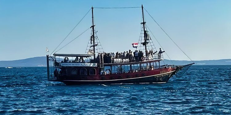 Vjenčanje iz snova s nepredviđenim obratom: Brod s mladencima zapetljao se o bove u Splitu