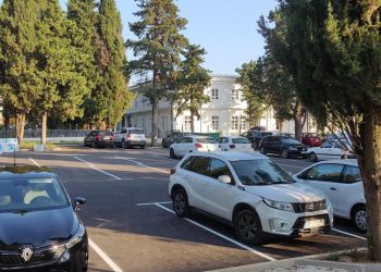 Vjerni čitatelj pronašao savršeno mjesto za garažu: u srcu Zadra, tik do građana – ali ne za “njih”! Temelji za rampu su tu – i fizički i ideološki