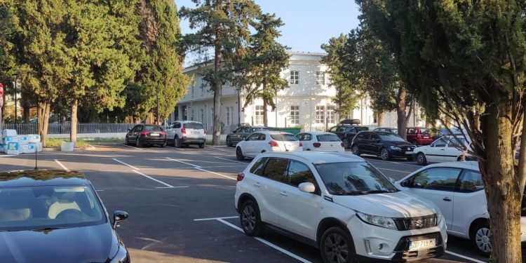 Vjerni čitatelj pronašao savršeno mjesto za garažu: u srcu Zadra, tik do građana – ali ne za “njih”! Temelji za rampu su tu – i fizički i ideološki